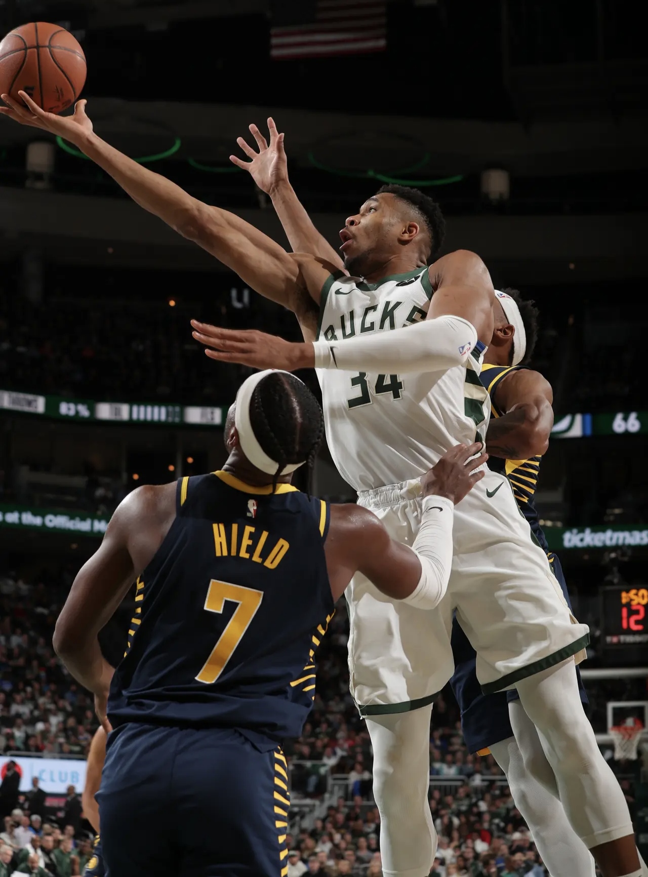 字母哥回归赛场，绝杀首场状态亮眼，雄鹿观众沸腾！的简单介绍